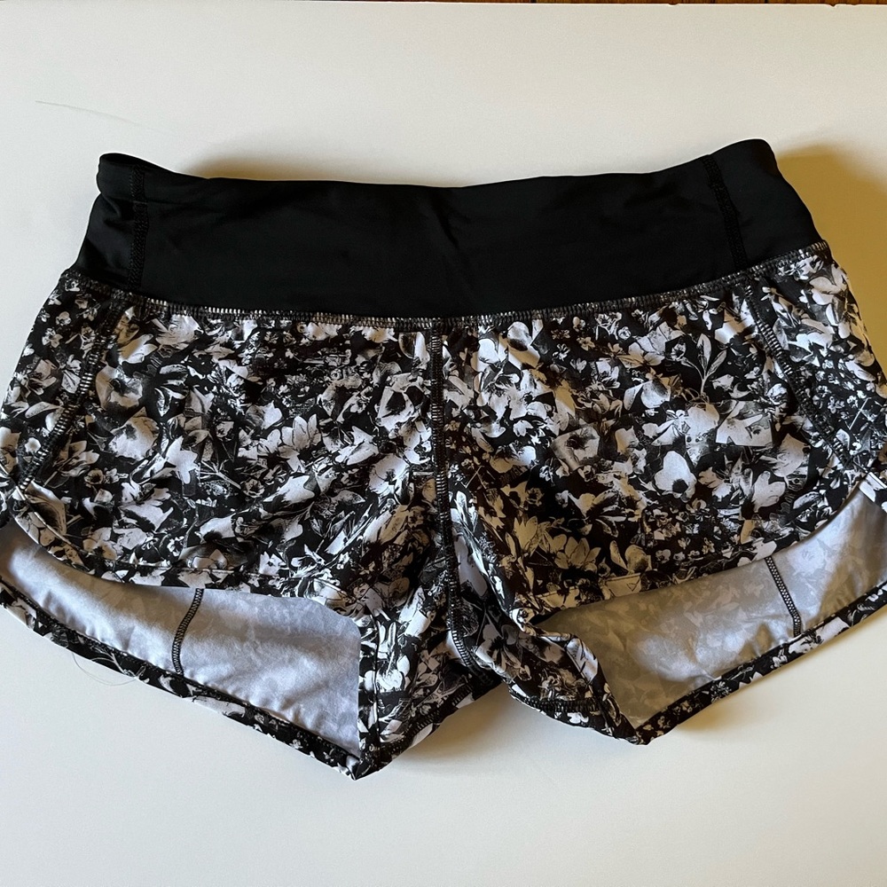 lululemon athletica black & white floral pattern speed shorts